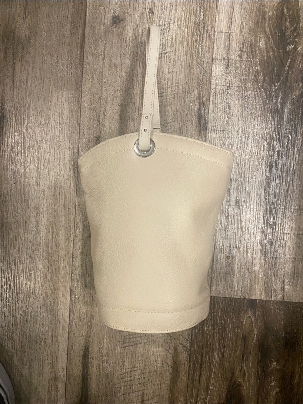 Wilson Leather cream wristlet bucket bag.